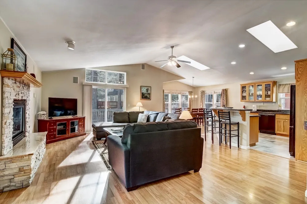1144gb The Golden Bear 3 Bedroom Home by RedAwning