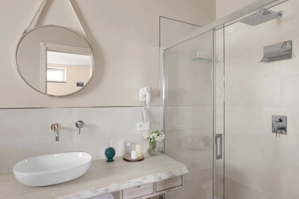 De Vivo Realty - Cyrus&Janus flats
