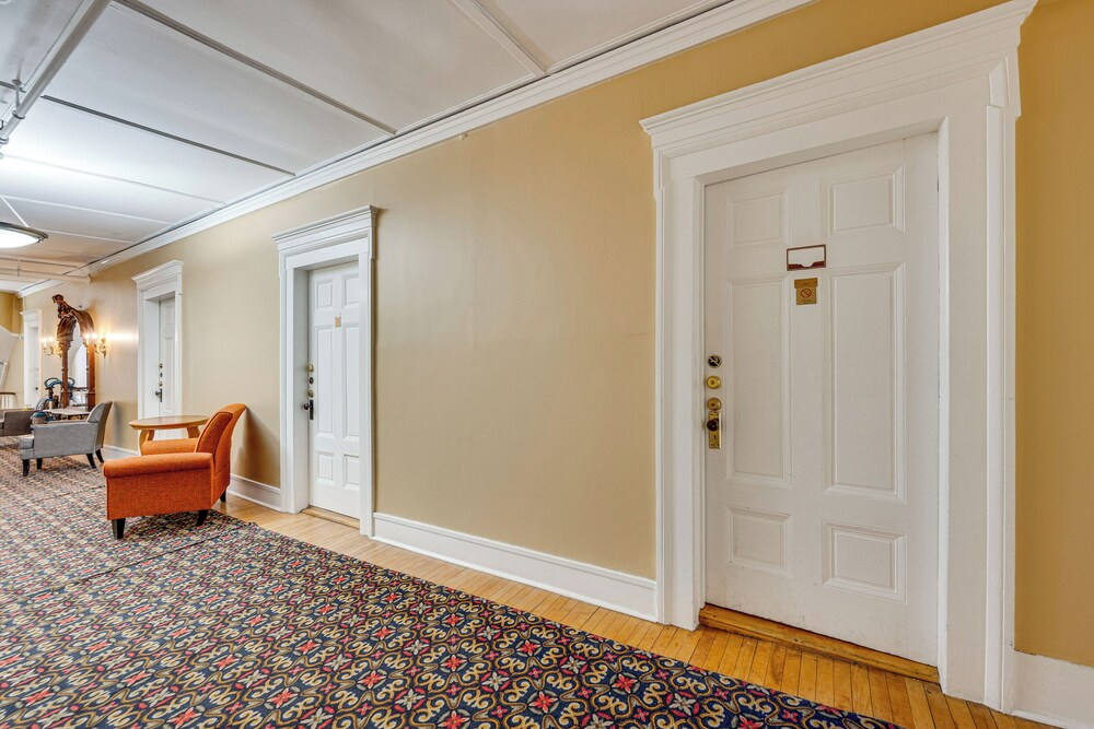 On Historic Main Street: Walkable & Quaint Apt!