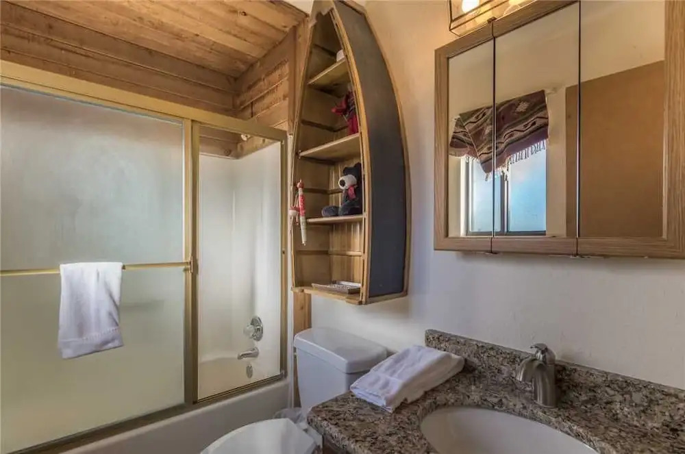 The Breathe Inn - Two Bedroom Cabin with Hot Tub