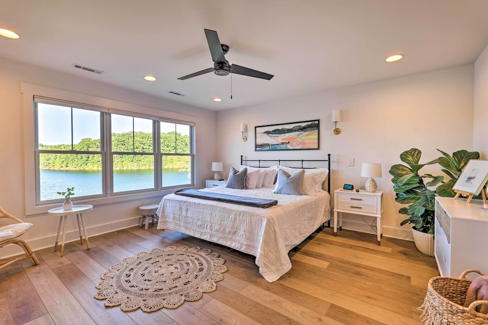 Waterfront Oasis On Tims Ford Lake: Pool/kayak!