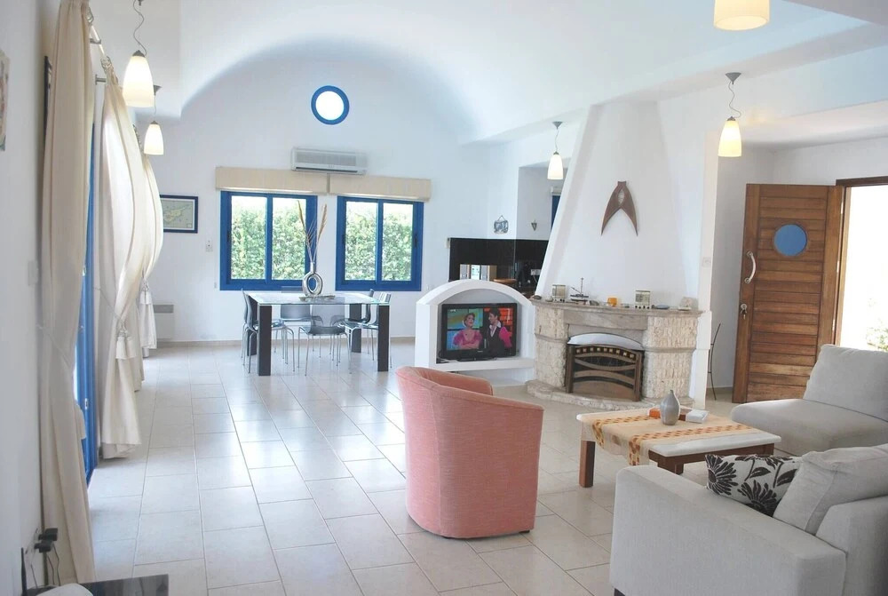 Sea Front Villa, HEATED Private Pool, Amazing location Paphos 323