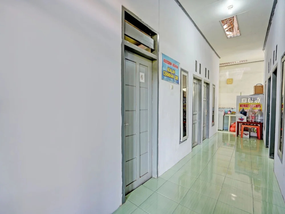 OYO Life 92937 Kost Putri Sarkara Syariah