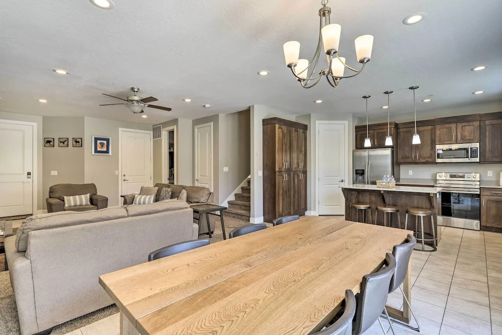 Luxury Downtown Moab Townhome w/ Pool Access!