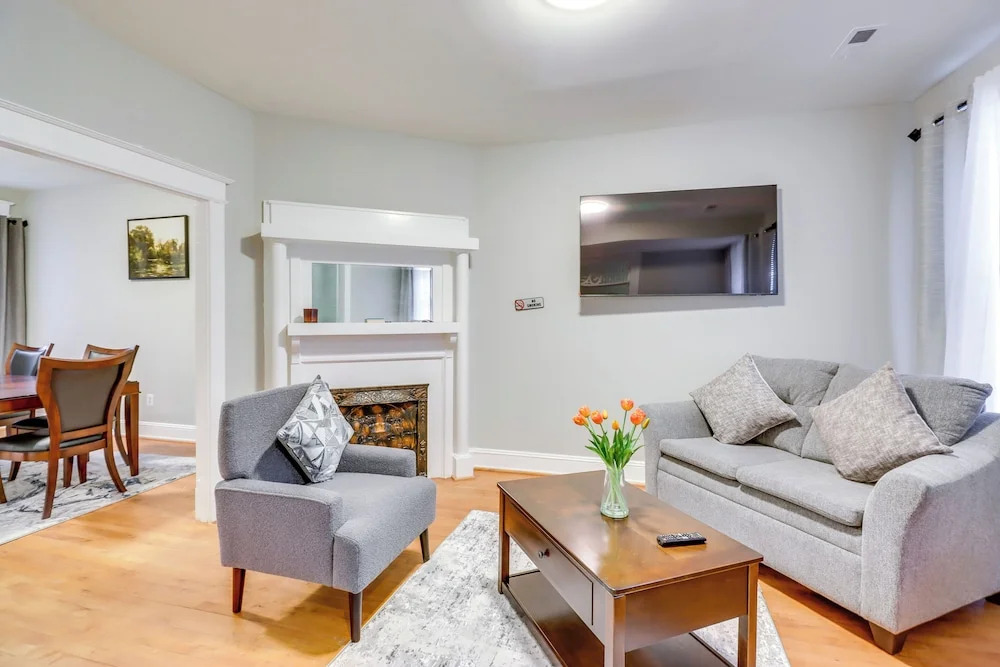 2 Mi to National Mall: DC Townhome