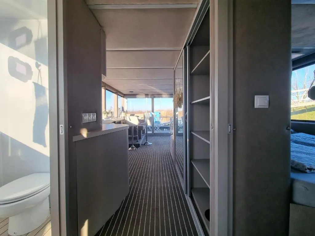 Luxe huisboot met 6 slaapplaatsen en airco in Limburg