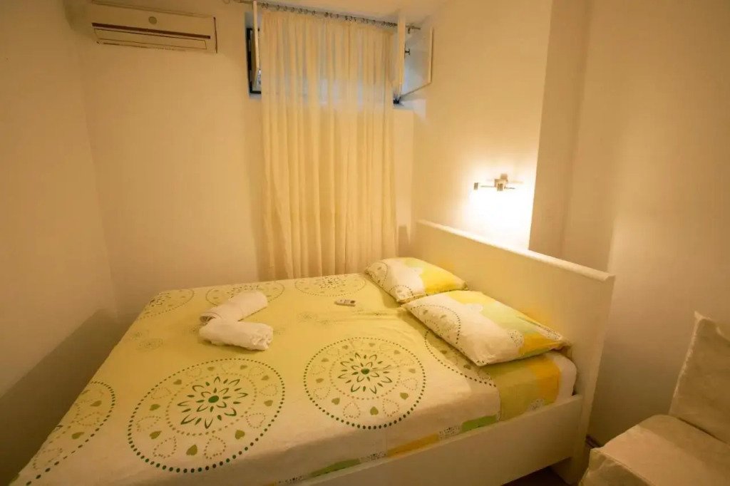 Guest house with garden - Zuvan