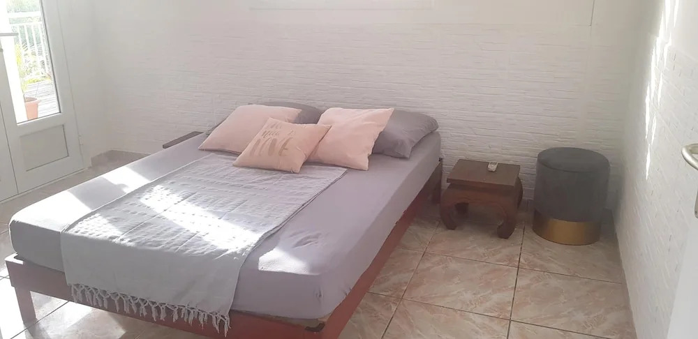 Apartment with One Bedroom in Le Gosier, with Wonderful Mountain View, Enclosed Garden And Wifi - 3 Km From the Beach