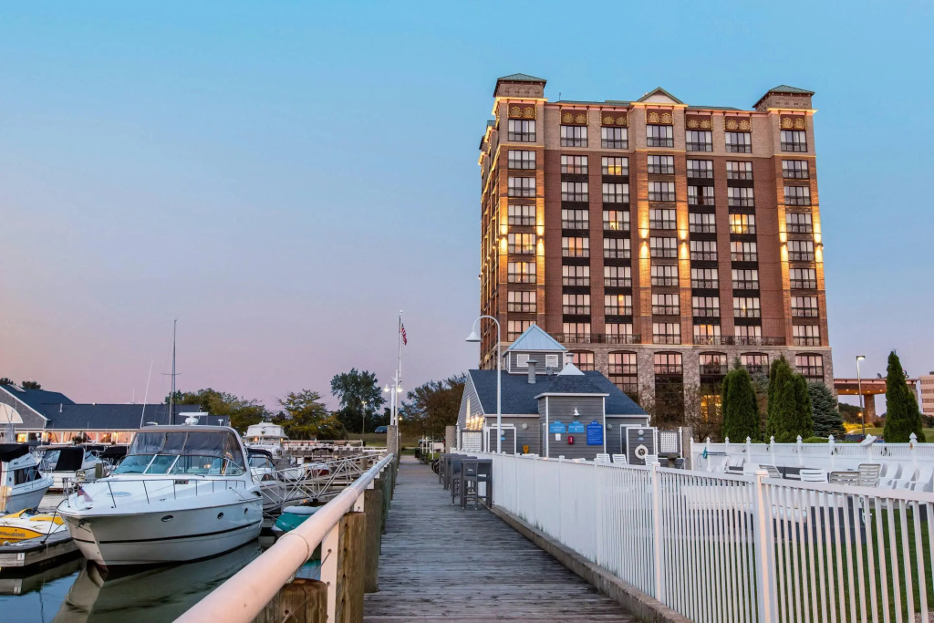 Shoreline Inn & Conference Center, an Ascend Collection Hotel