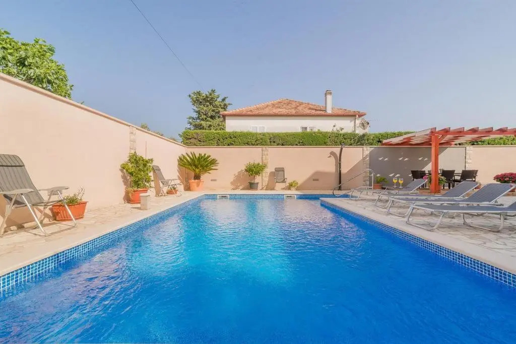 Apartments Villa Odesa with shared pool