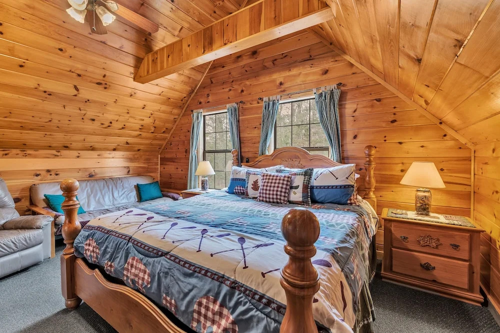 Cabin in the Woods w/ Hot Tub & Games!
