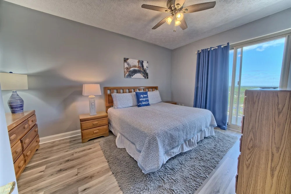 Spacious Tropical Condominium at 17th Floor with Beach and Pool Access - Unit 1707 by RedAwning