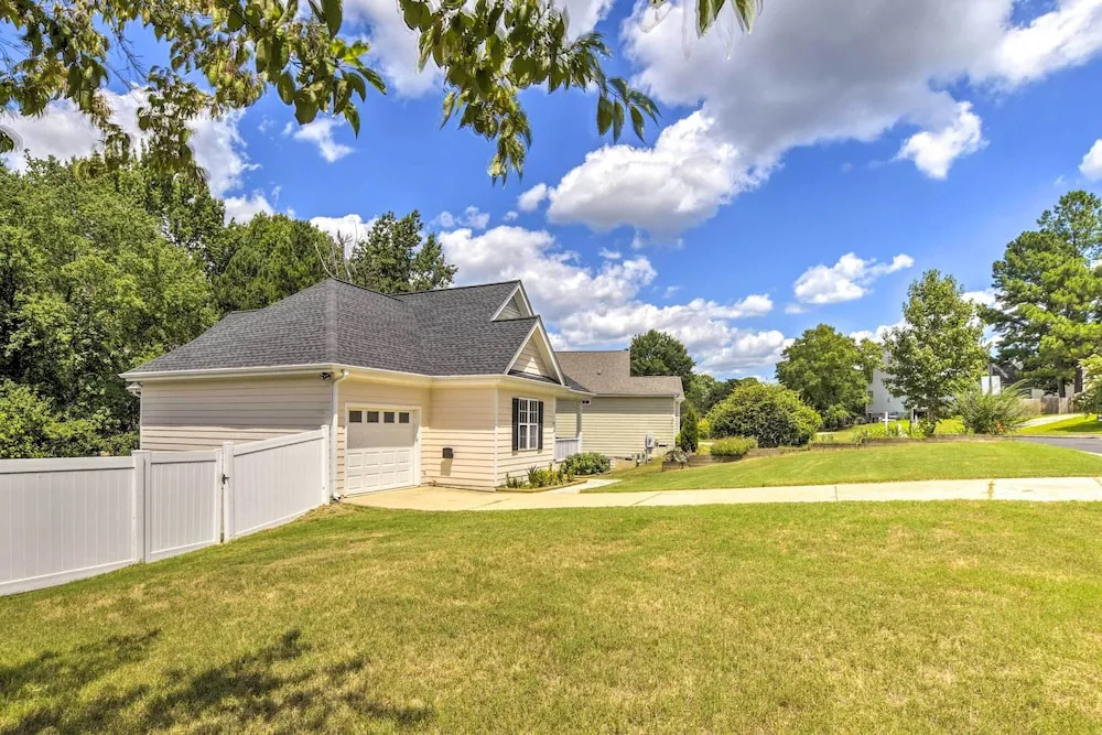 Welcoming Abode w/ Yard ~ 1 Mi to Dtwn Apex!