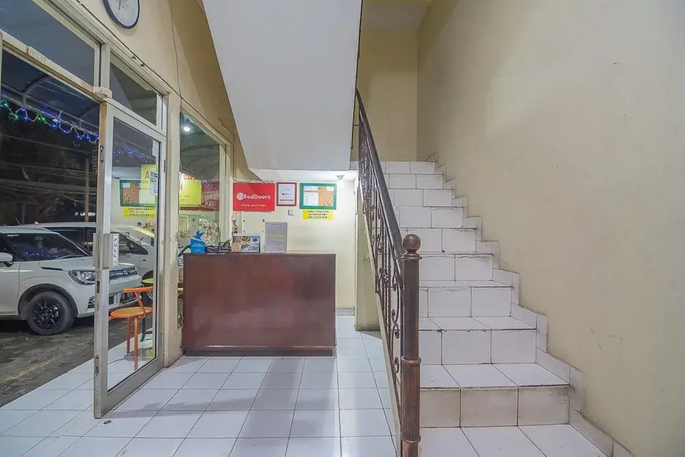 RedDoorz near Setrasari Mall