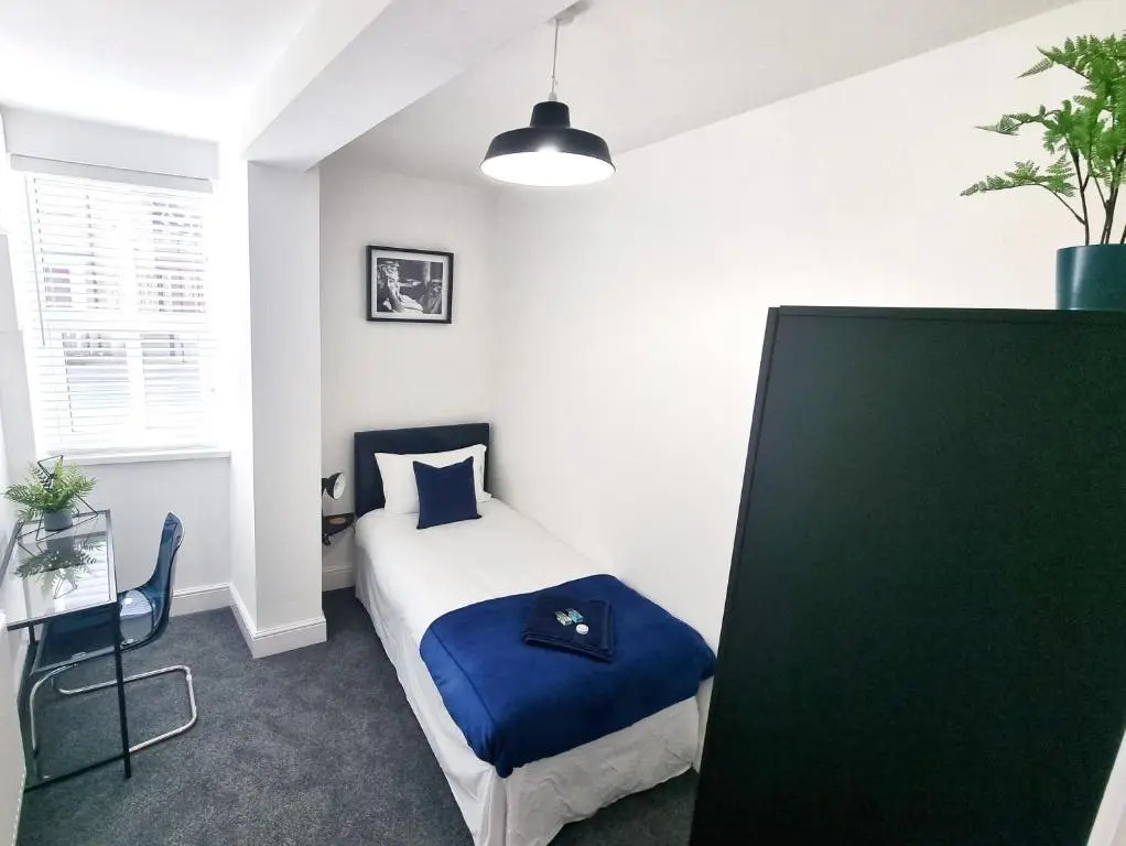 STYLISH 2 Bed APARTMENT WITH PARKING