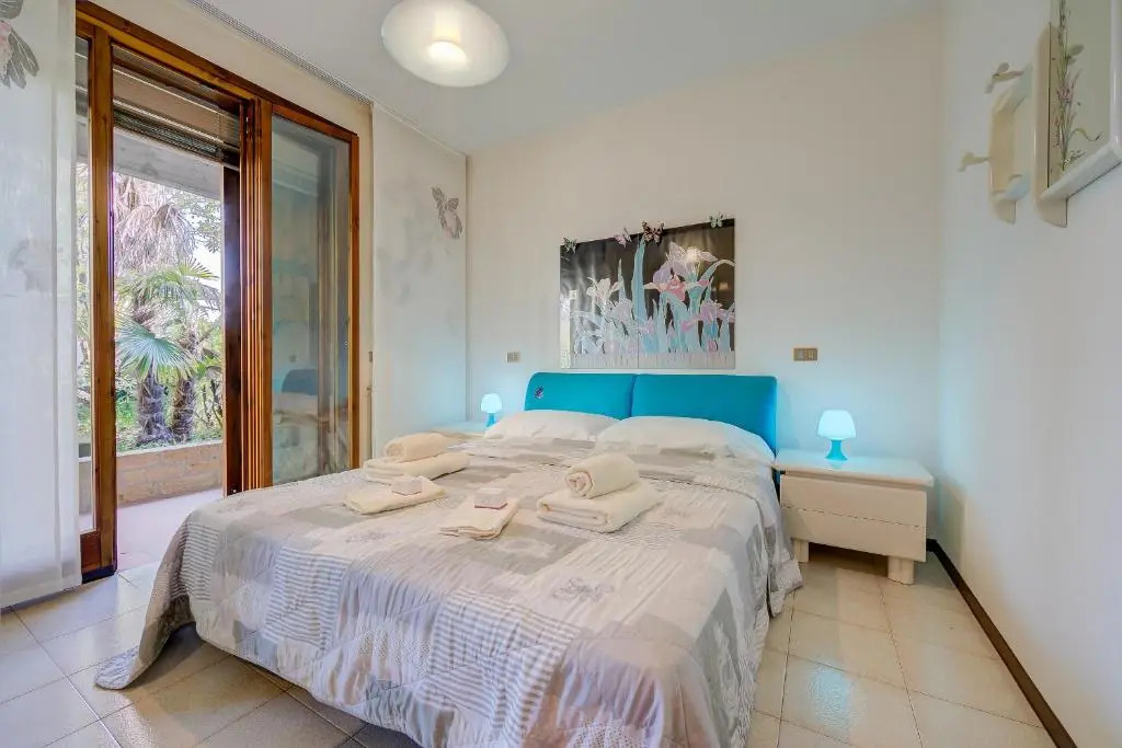 Lella Apartment Front Beach Garda lake