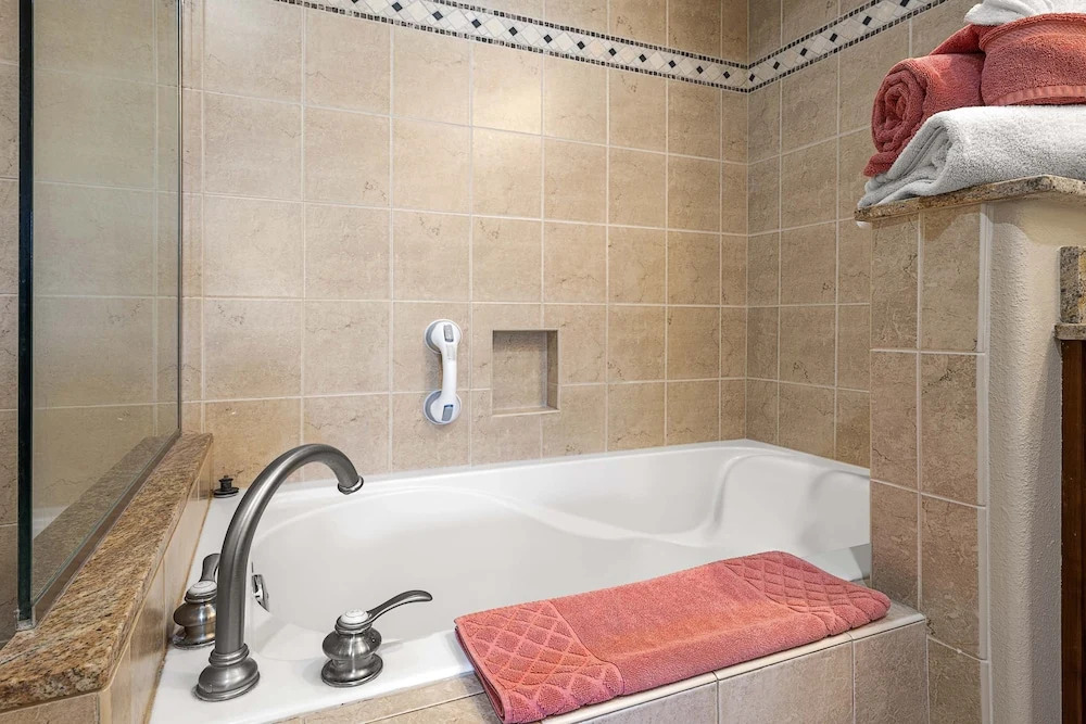 Waikoloa Beach S O2 2 Bedroom Condo by RedAwning