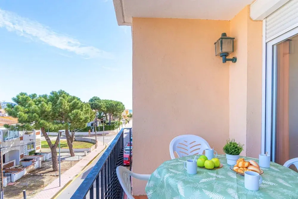 Modern 1-bedroom Apartment With Terrace