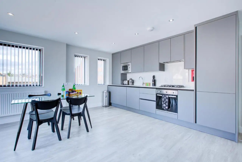 Hybrid Resi - Uxbridge, On-site CAR or VAN parking, near London Heathrow Airport