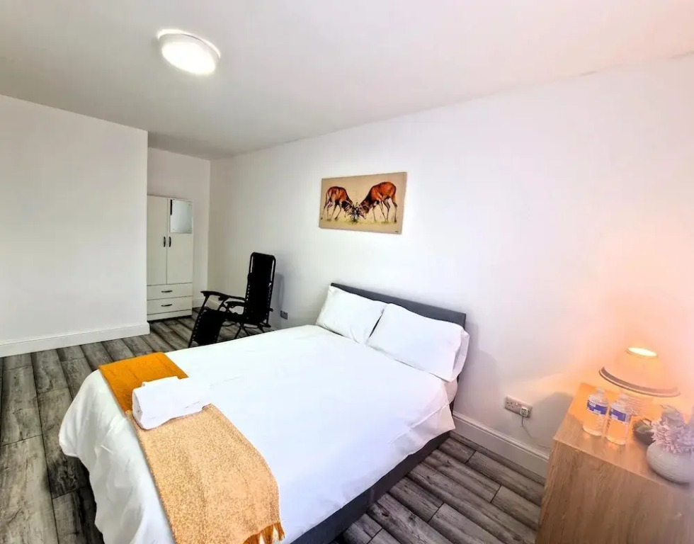5 Bed Family Home Greater London, Free Parking