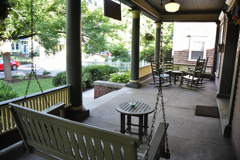 Looking Glass Inn