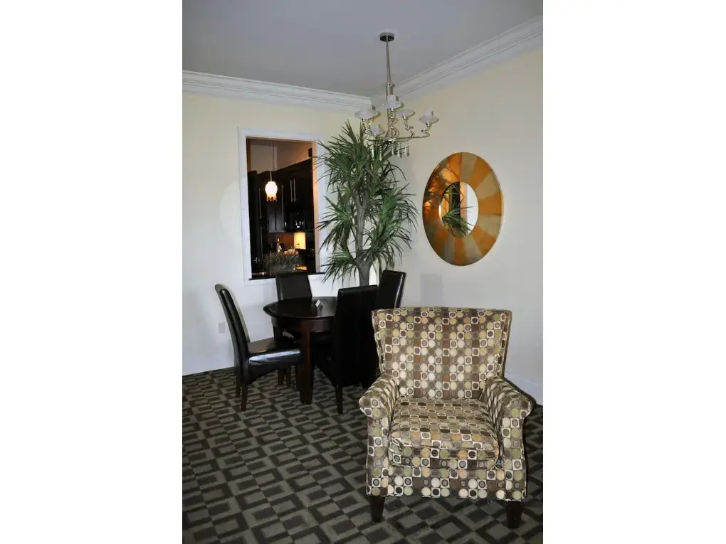 Carriage House Hotel