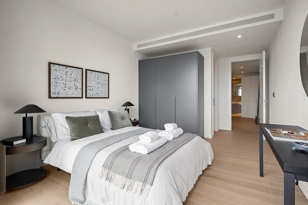 Stunning two Bedroom Docklands Apartment With Balcony