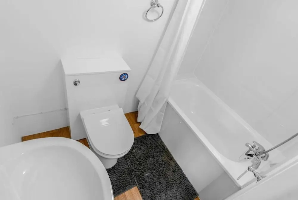 Private Near Royal Infirmary Hospital Airport Free Moet AND Parking Breakfast