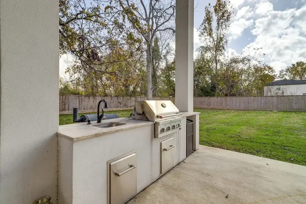 9 Mi to Downtown Houston: Spacious Group Getaway