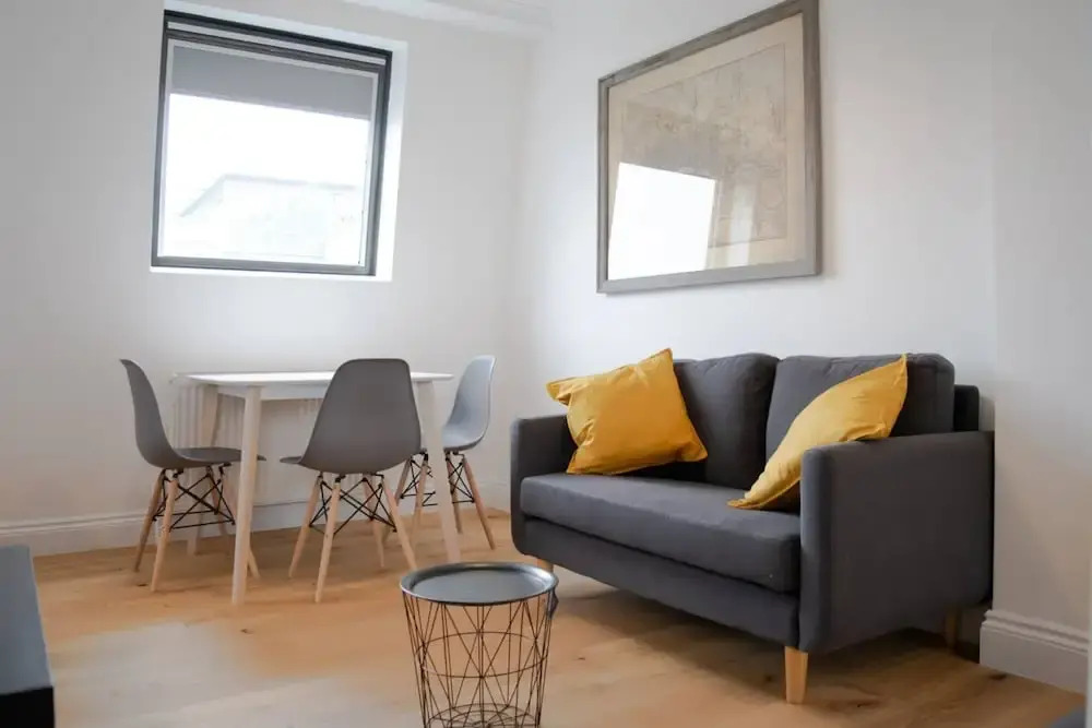Modern 1 Bedroom Top Floor Flat in West London