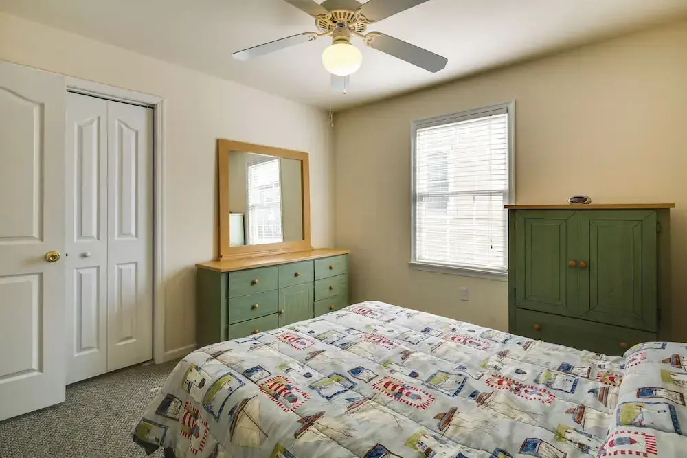 Walk to Beach: Wildwood Apt w/ Balcony!