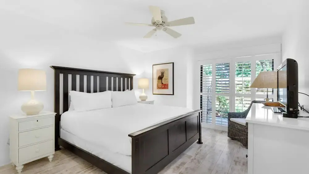 Spacious 3b/3b, Sleeps 6, Lakeview, Beach Access!
