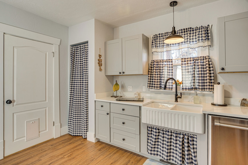 1 Blk to Main St! Crystal Connection Montrose Home