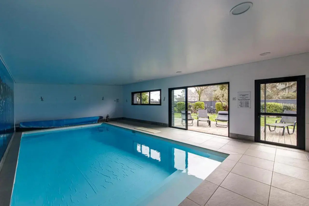 GOVIHAN - Maison 8p avec piscine commune