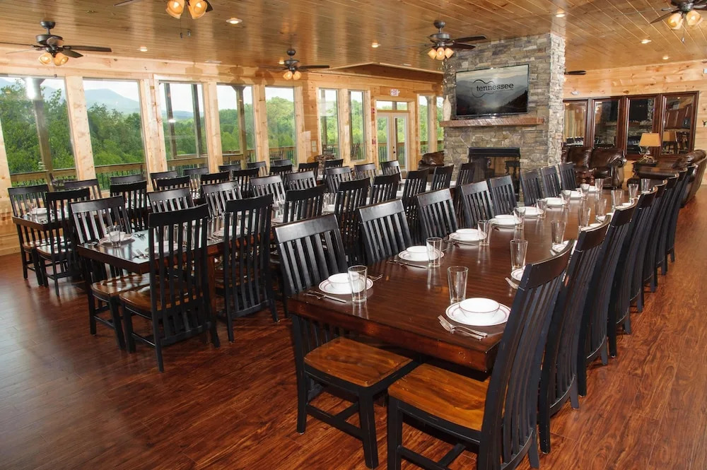 Breathtaking 14br Cabin Elevator Views Games Hot Tubs Galore