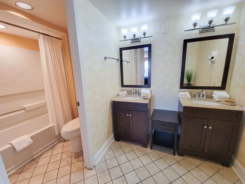 904 South Hampton 2 Bedroom Condo