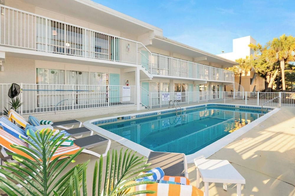 Fins Inn & Suites