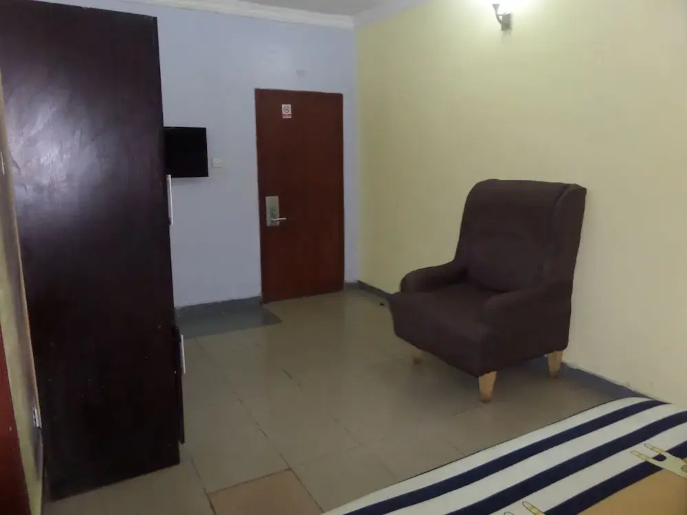 Alluring View Hotel - Toyin Sreet