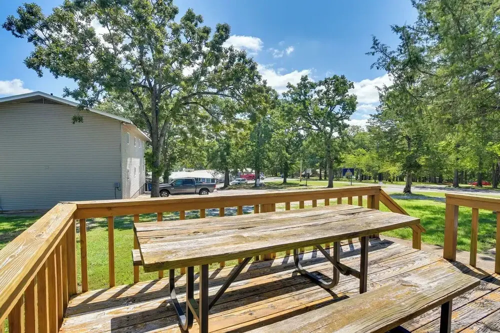 Lakefront Haven: Boat Slip, Deck & Community Pool!