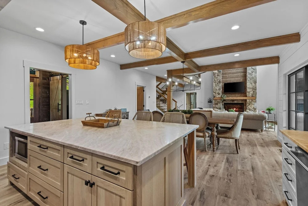 The JEM Mine at Eagles Nest - Views, Hot Tub, Ping Pong, Foosball, 3 Fireplaces
