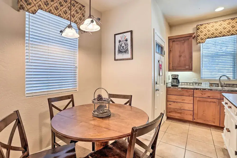 5 Mi to Big Bear Lake: Cozy Cottage w/ Hot Tub