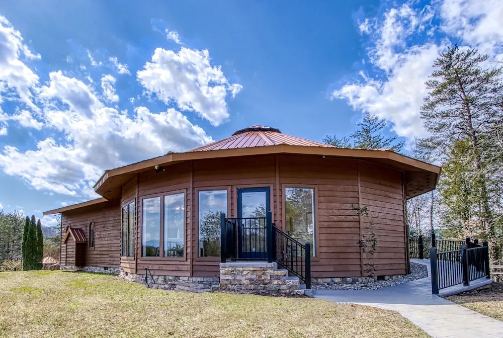Mountain Valley Revival - Brand New Renovations, Close To Town, Panoramic Mountain Views!! 2 Bedroom Cabin by RedAwning