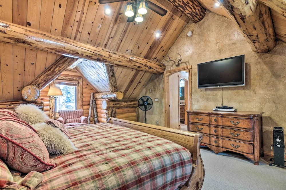 Delightful Duck Creek Village Cabin w/ Deck