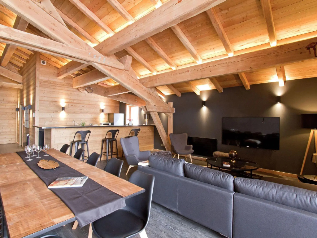 Luxury apartment with a hot tub in the heart of Huez Village