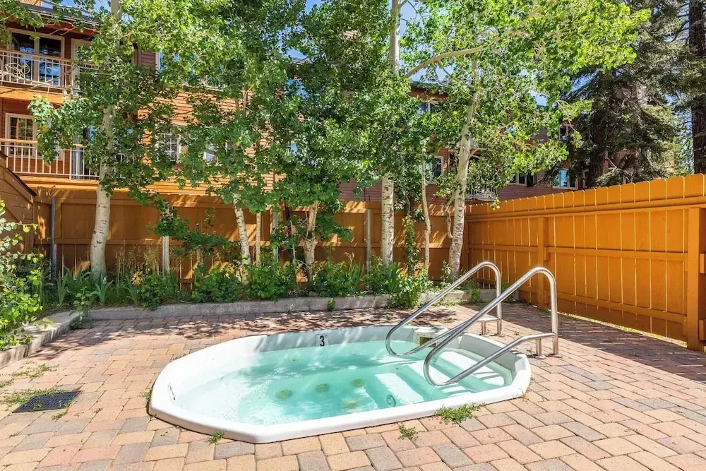 1BR Townhome w/ Spa Access Near Trails