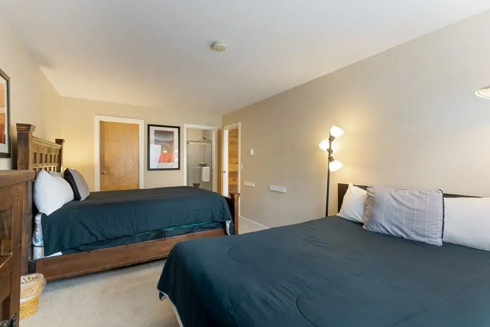 Edgewater 1444 1 Bedroom Condo by Redawning