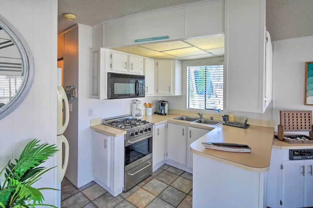 Lake Havasu Home w/ Resort Perks, Walk to Lake