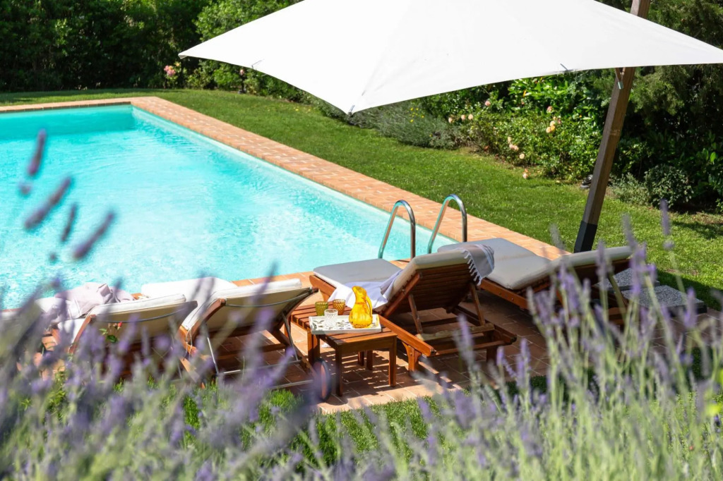 From this beautiful property, immersed in the Sienese countryside, you can enjoy sunsets with changi-Podere i Poggi