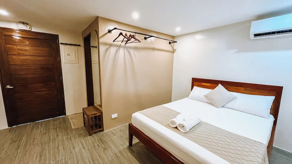 Tiwis Travellers Inn - Solar Powered, Starlink, Scooter Rental, Palawan Tours