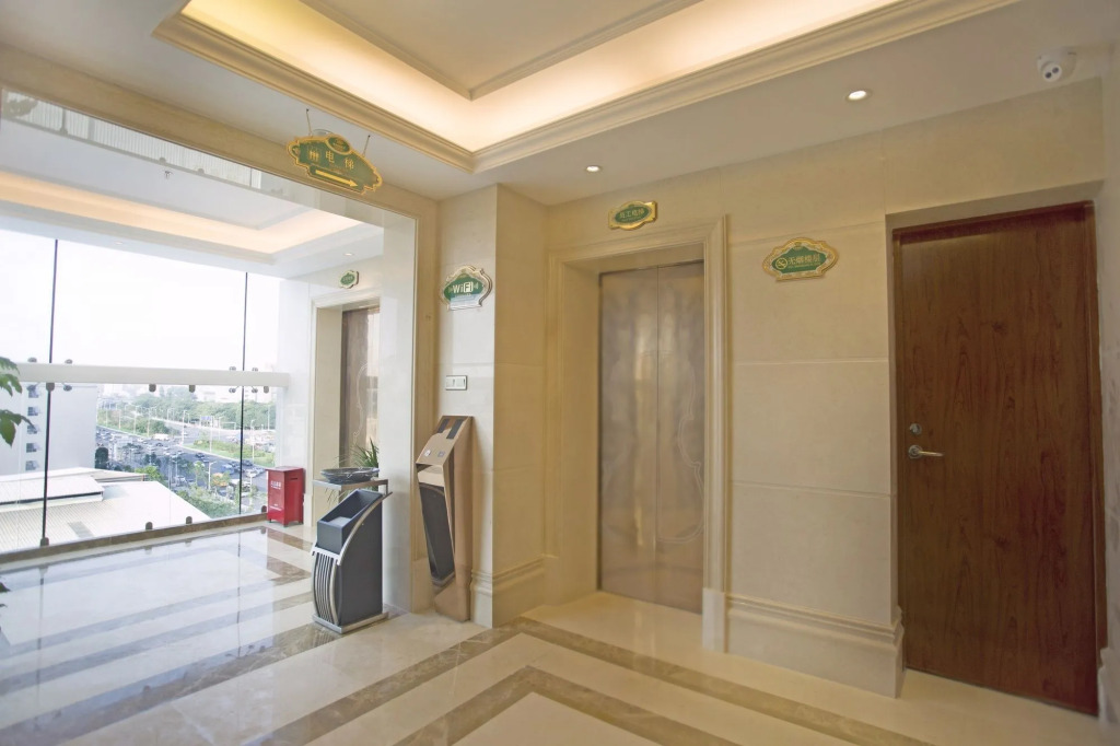 Vienna Hotel Shenzhen (FuYong metro station branch)